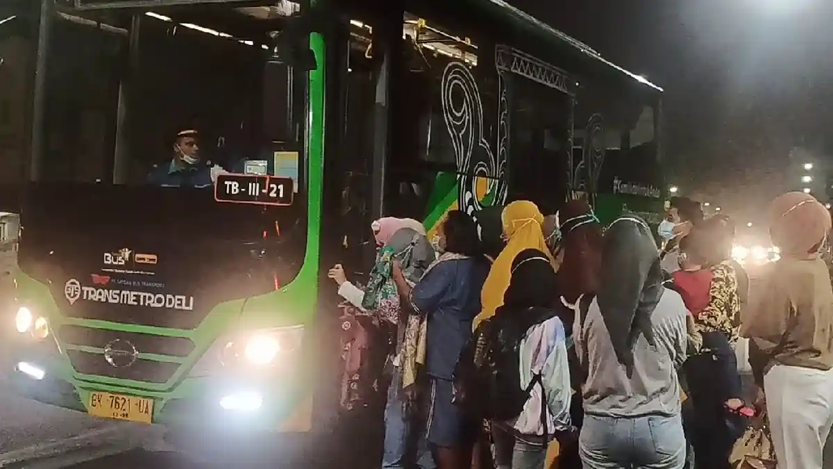 Momen Warga Rebutan Naik Bus Trans Metro Deli Hingga Sampah Berserakan di Halte