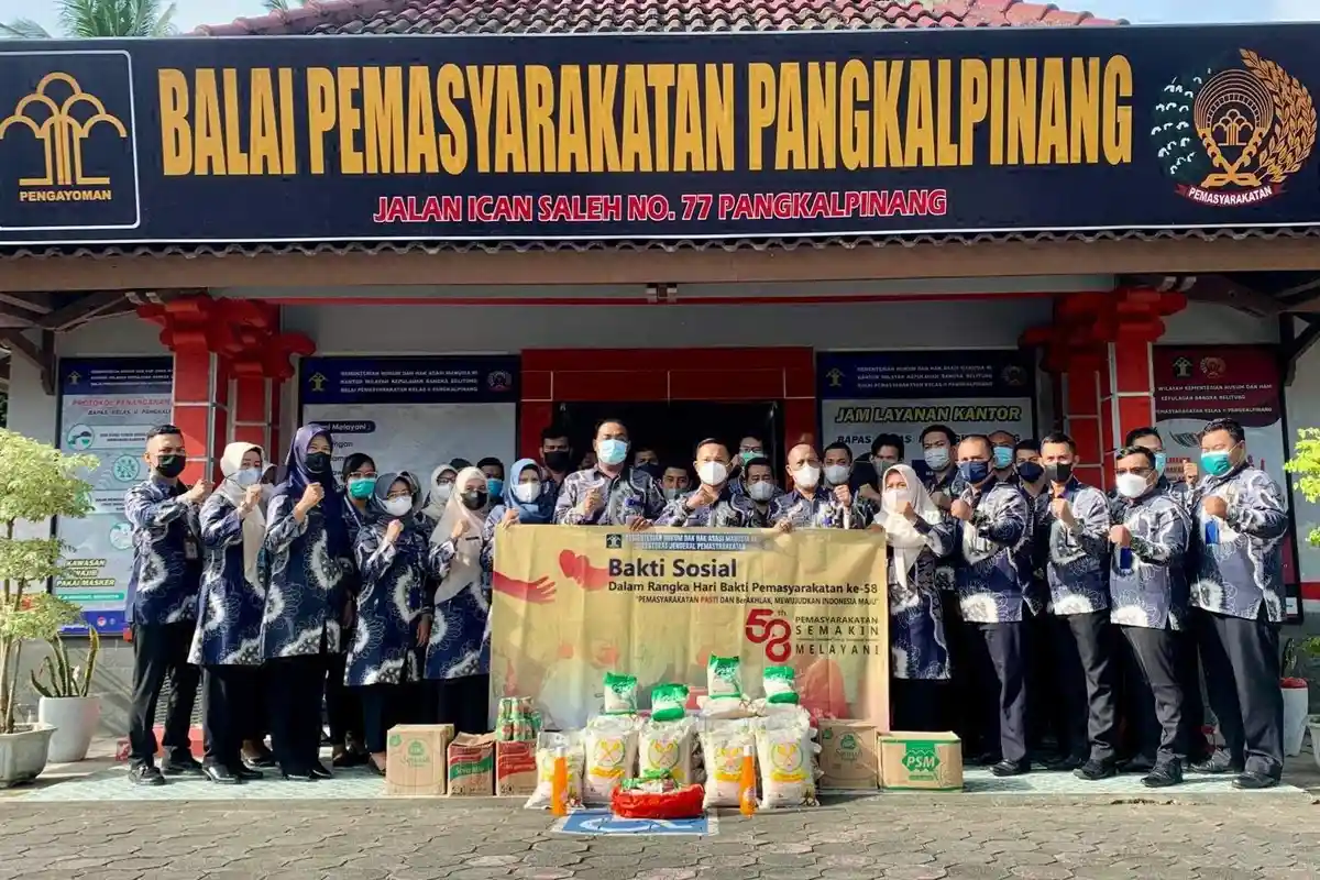 Keluarga Besar Bapas Pangkalpinang Bagikan Bahan Pokok ke Warga dan Keluarga Klien Pemasyarakatan