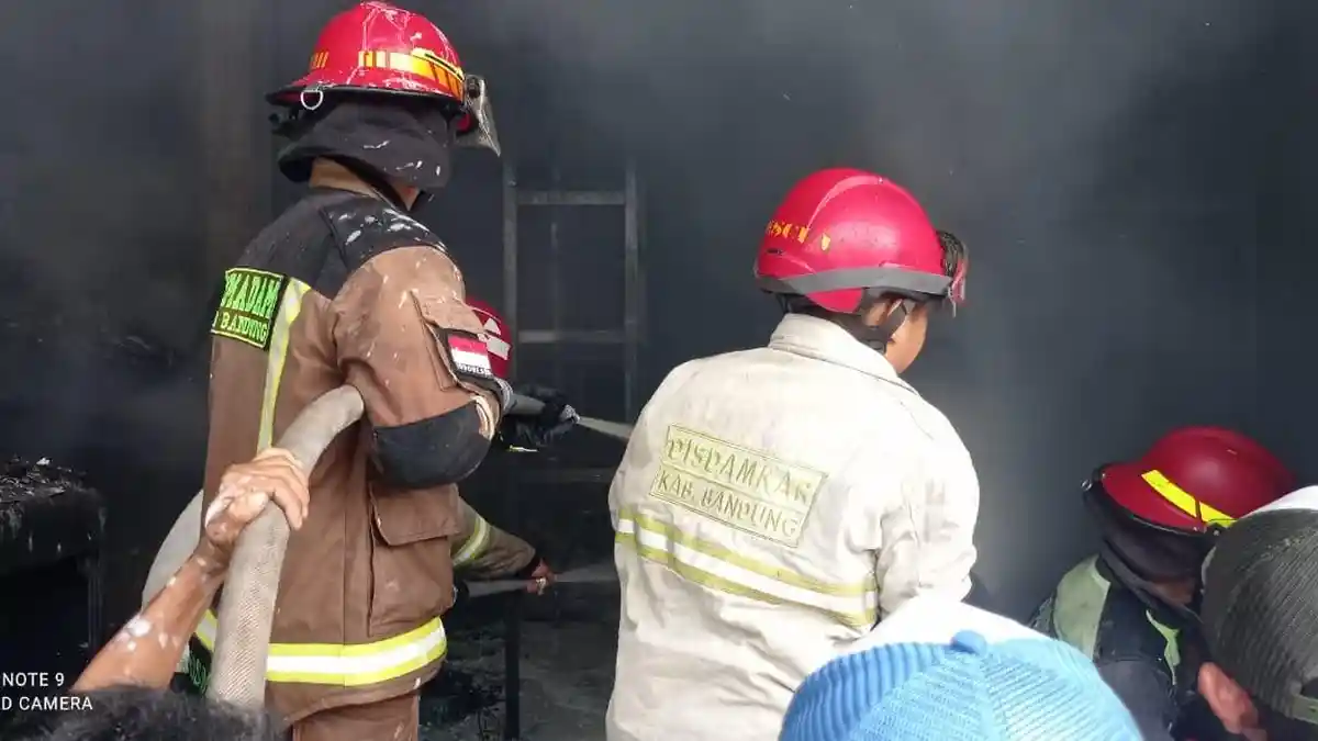 Hingga Petang Ini, Api yang Membakar Toko Material di Cinunuk Bandung Belum Padam