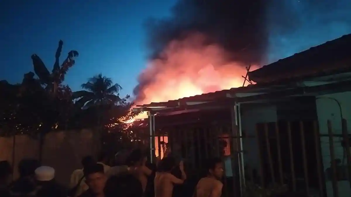 BREAKING NEWS- Kebakaran di Kemang Manis Palembang, Warga Dengar Suara Ledakan