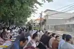 Halaman Masjid Penuh, Jamaah Salat Id Muhammadiyah Meluber ke Jalan Raya Medokan Ayu