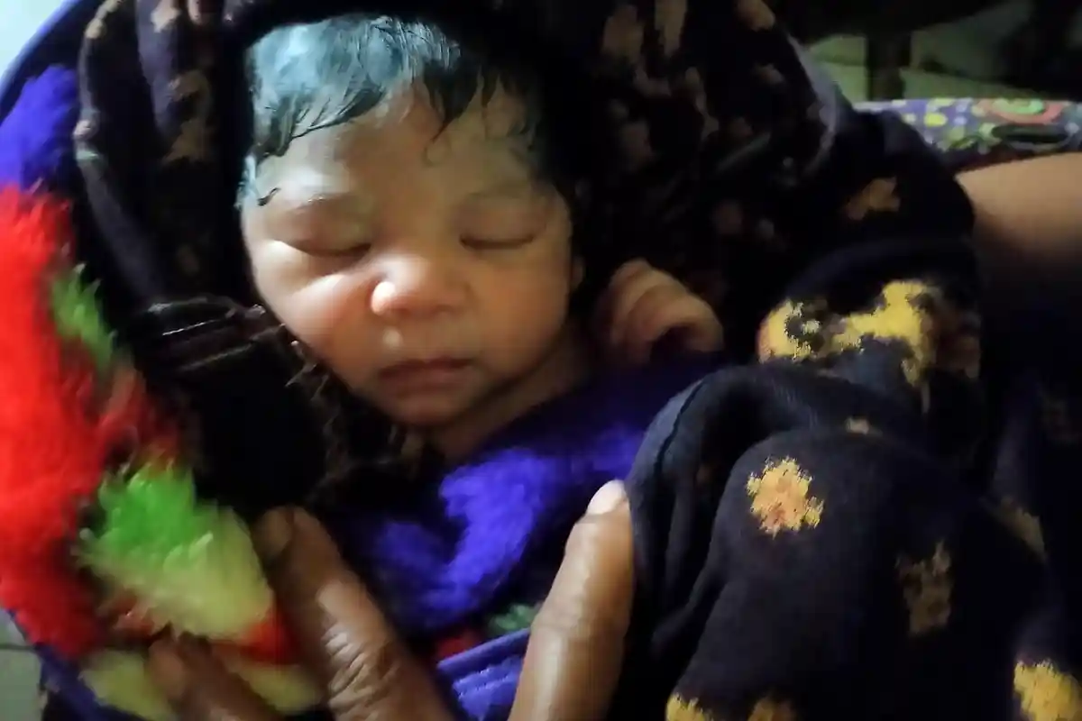 Maria Mba Lahirkan Bayi Perempuan di Jalan Saat Hujan