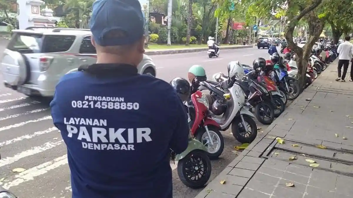 Permudah Pengaduan, Seragam Juru Parkir di Denpasar Dilengkapi Nomor WhatsApp