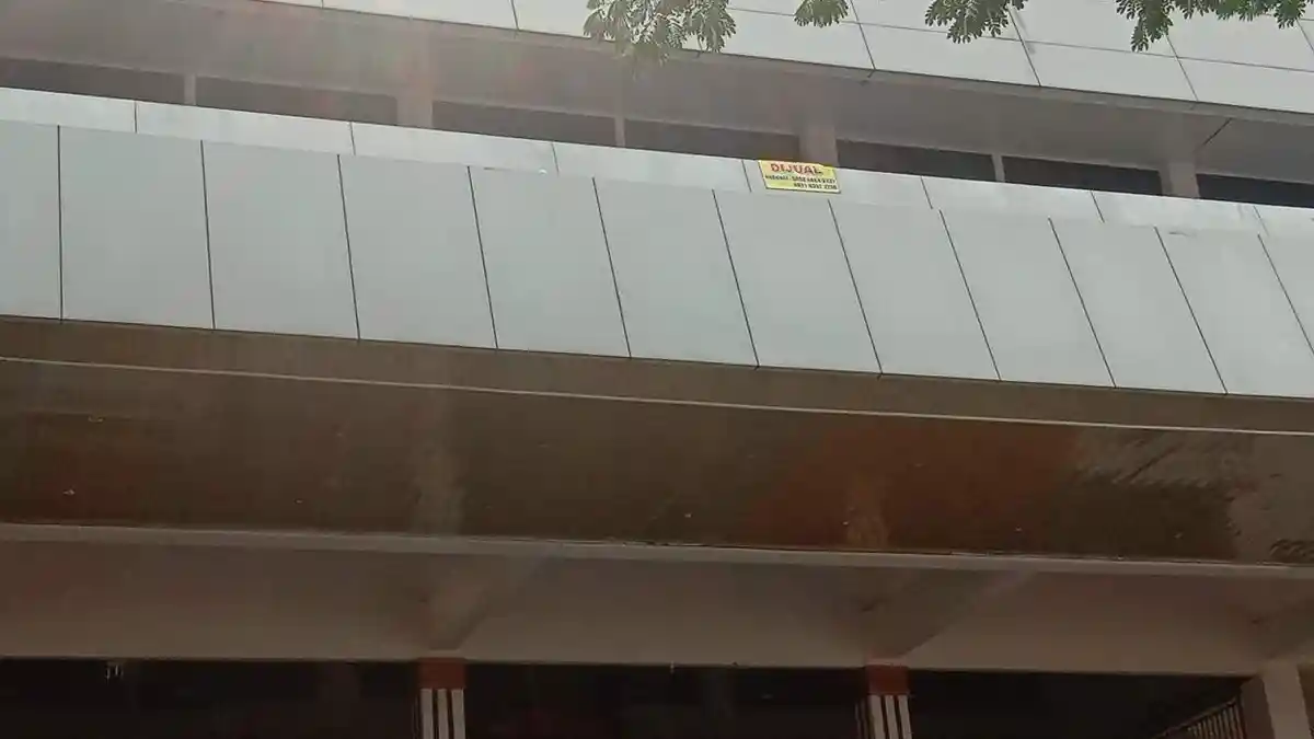 BREAKING NEWS - Massa Aksi Bubar, Gedung DPRD Lampung 'Dijual'? Ada Nomor Teleponnya