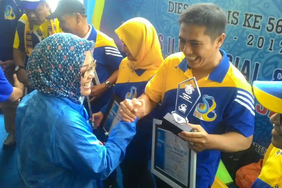 Deng Ical Terima Penghargaan Lifetime Achievement Awards dari FISIP Unhas