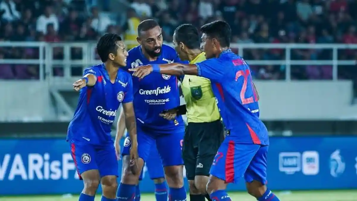 Charles Lokolingoy Fix Out dari Arema? Aremania Naik Pitam, Desak 1 Tokoh Lain Segera Angkat Kaki