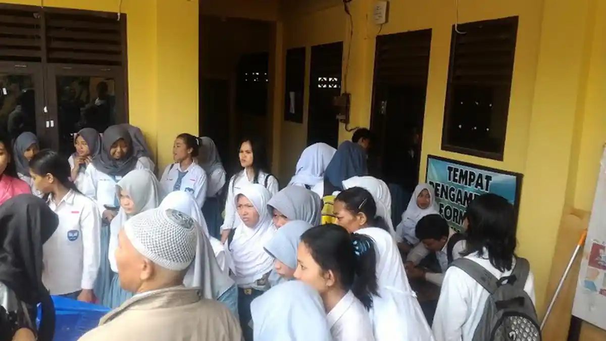 Pelajar dan Guru SMK IT Pertiwi Unjuk Rasa, Seorang Siswi Terluka