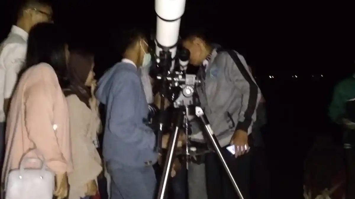 Masyarakat Belitung Antusias Lihat Mars Lewat Teropong di Tanjung Pendam