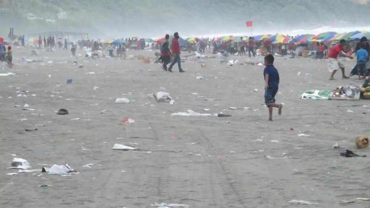 Sampah Wisatawan Mencapai 20 Ton Berserak di sekitar Pantai Parangtritis