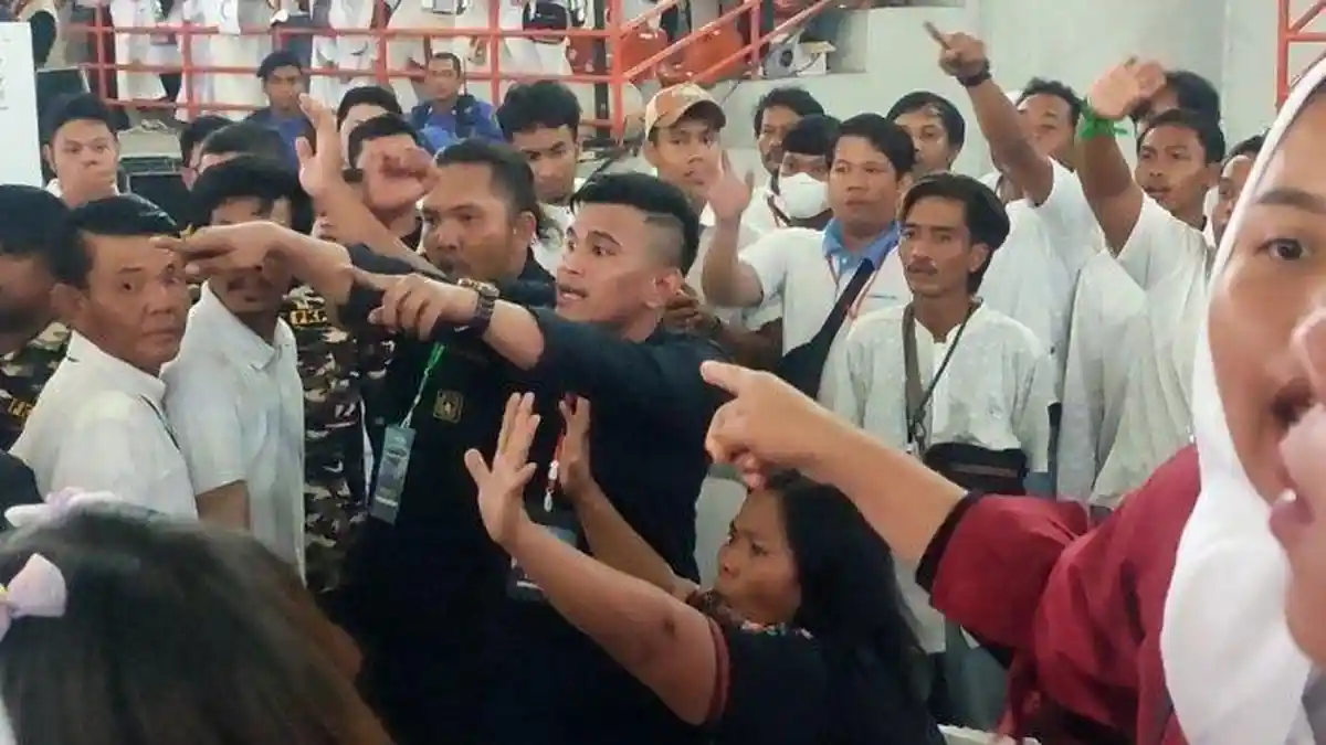 Parah! Presiden Jokowi Dilempar Sandal hingga Botol oleh Emak-emak di Medan, Ini Kronologinya