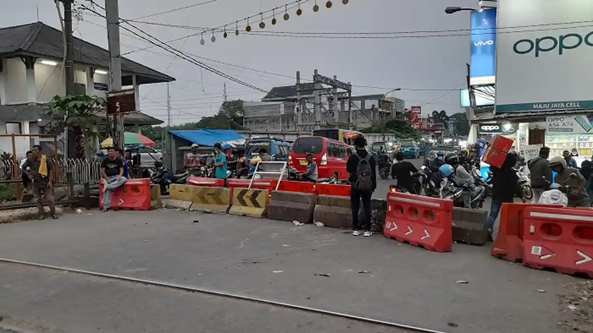 Jalan Menuju Pasar Rangkasbitung dan Stasiun Rangkas Ditutup Barrier Beton