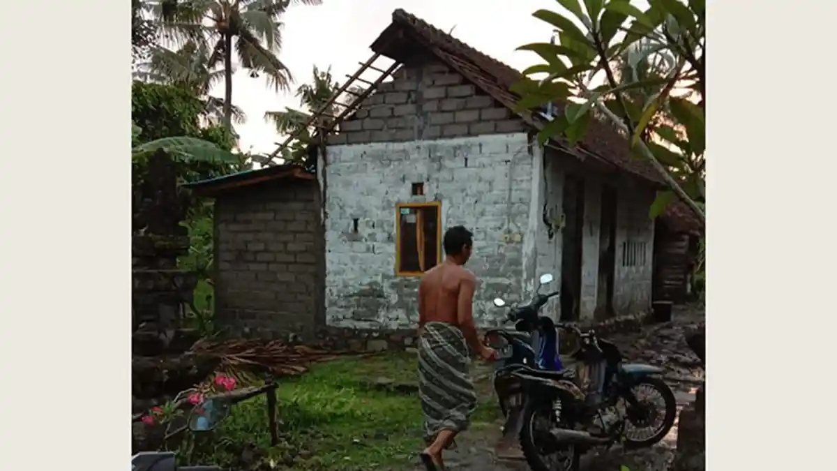 Sepuluh Rumah Rusak Diterjang Angin Puting Beliung di Desa Warnasari Jembrana
