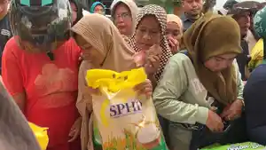 Emak-emak-Serbu-GPM-di-Stadion-Betoambari-Baubau-Rela-Antre-Lama-Demi-Pangan-Murah.jpg