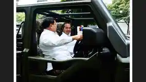 Jokowi-dan-Prabowo-Naik-Maung.jpg