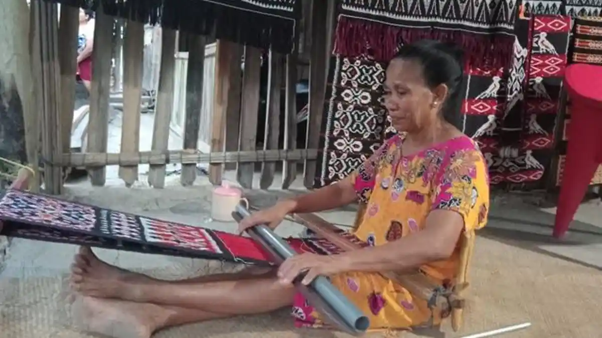 Tenun Ikat Bapak Radja Meraup Cuan, Menganyam Budaya Rote yang Estetik ...