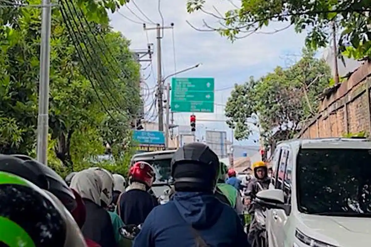 Uji Coba Lampu Merah di Ciputat Bikin Macet Parah, Warga Keluhkan Durasi