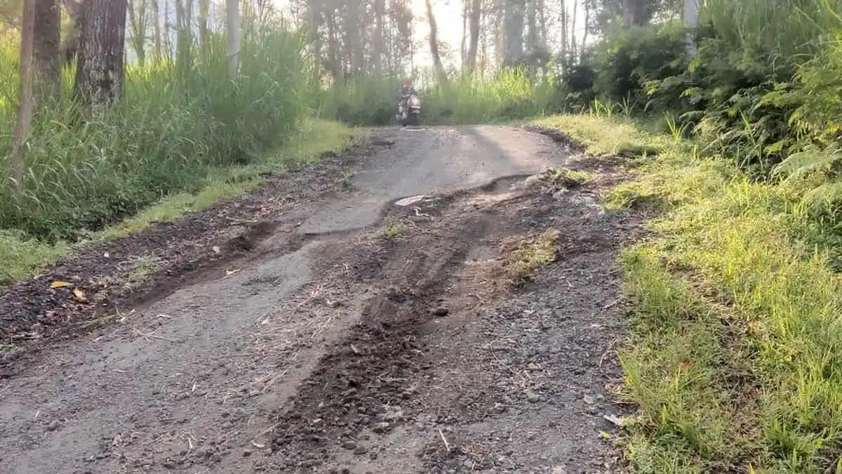 Akses Jalan Menuju Pura Pengubengan Rusak