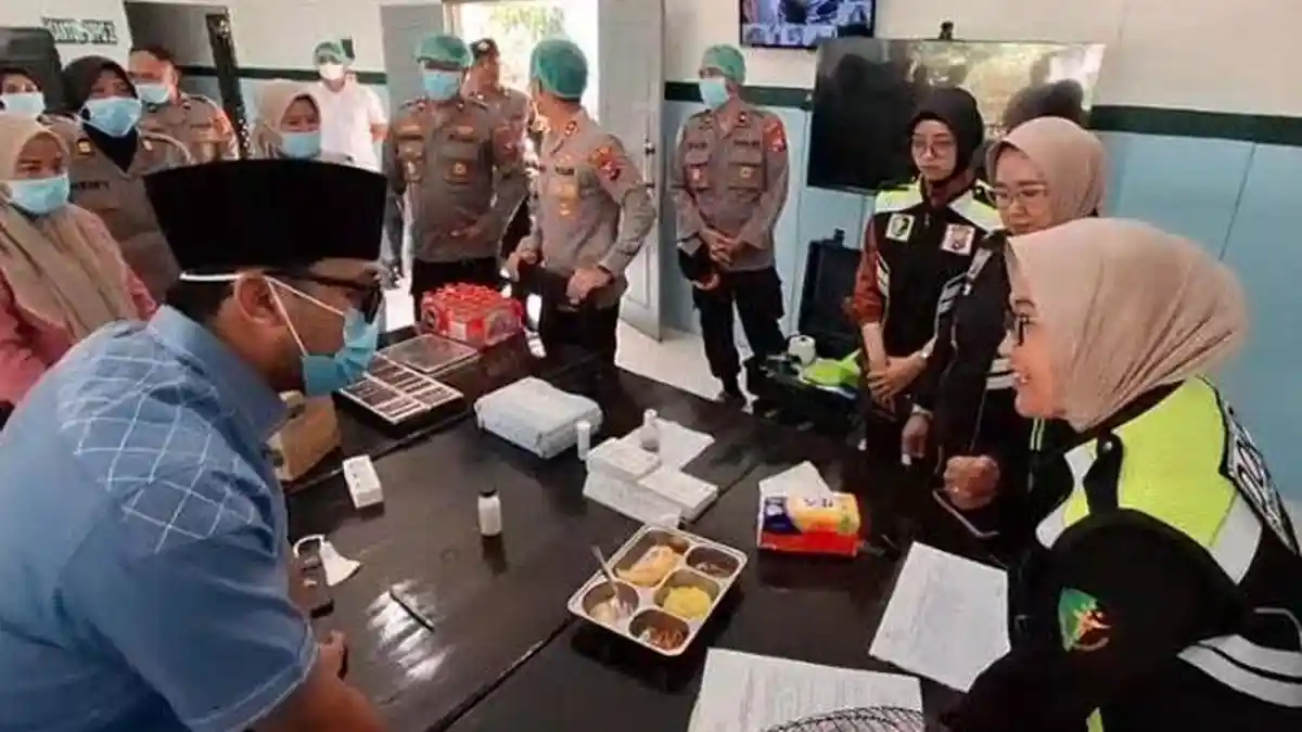 Polisi Sidak SPPG Rejomulyo Kediri, Pastikan Proses Pengolahan MBG Aman dan Higienis