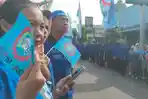 para-buruh-dan-warga-tumplek-blek-menyambut-Prabowo-resmikan-Museum-Marsinah.jpg