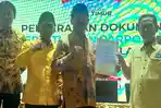 Wakil-Ketua-DPD-Golkar-Jawa-Timur-Heri-Soegihono-menyerahkan-rekomendasi-kepada-Fattah-Jasin.jpg