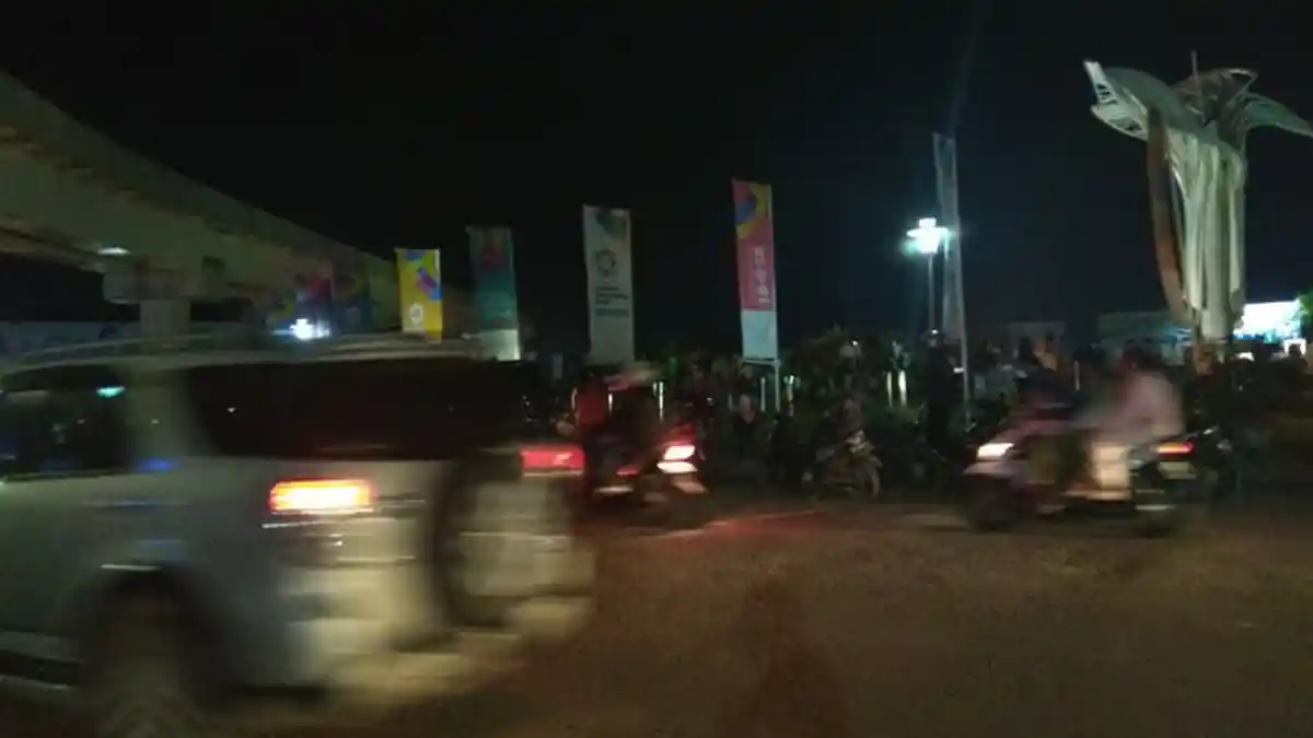 Bundaran Jakabaring Ramai Didapati Masyarakat Palembang Meski Gerimis