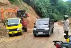Aparat-kepolisian-siaga-di-lokasi-longsor-jalan-Trans-sulawesi.jpg