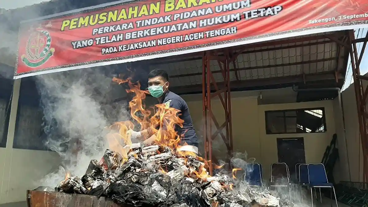 Kejari Aceh Tengah Musnahkan BB Sejumlah Kasus Pidana