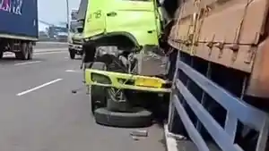 Peristiwa-kecelakaan-terjadi-melibatkan-tiga-kendaraan-di-Ruas-Jalan-Tol-JORR-KM-56-A-Cakung.jpg
