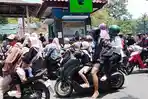 Ribuan Orang Padati Pantai Papuma Jember, Sejumlah Pengunjung Pingsan