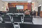 Gegara-Ruangan-di-Pengadilan-Negeri-Kendari-Penuh-Sidang-Kasus-Dugaan-Pelecehan-Prof-B-Ditunda-Lagi.jpg