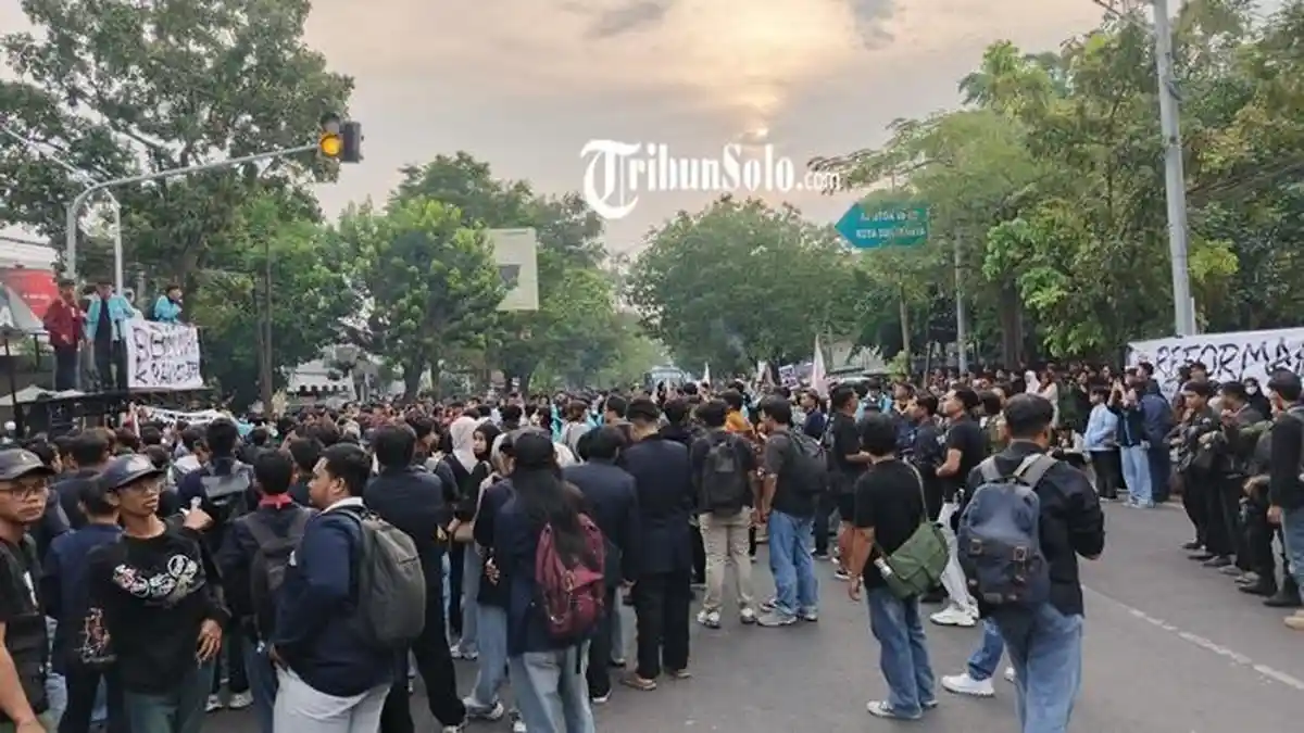 Mahasiswa Demo di Depan Gedung DPRD Solo, Tuntut Prabowo Stop MBG ...