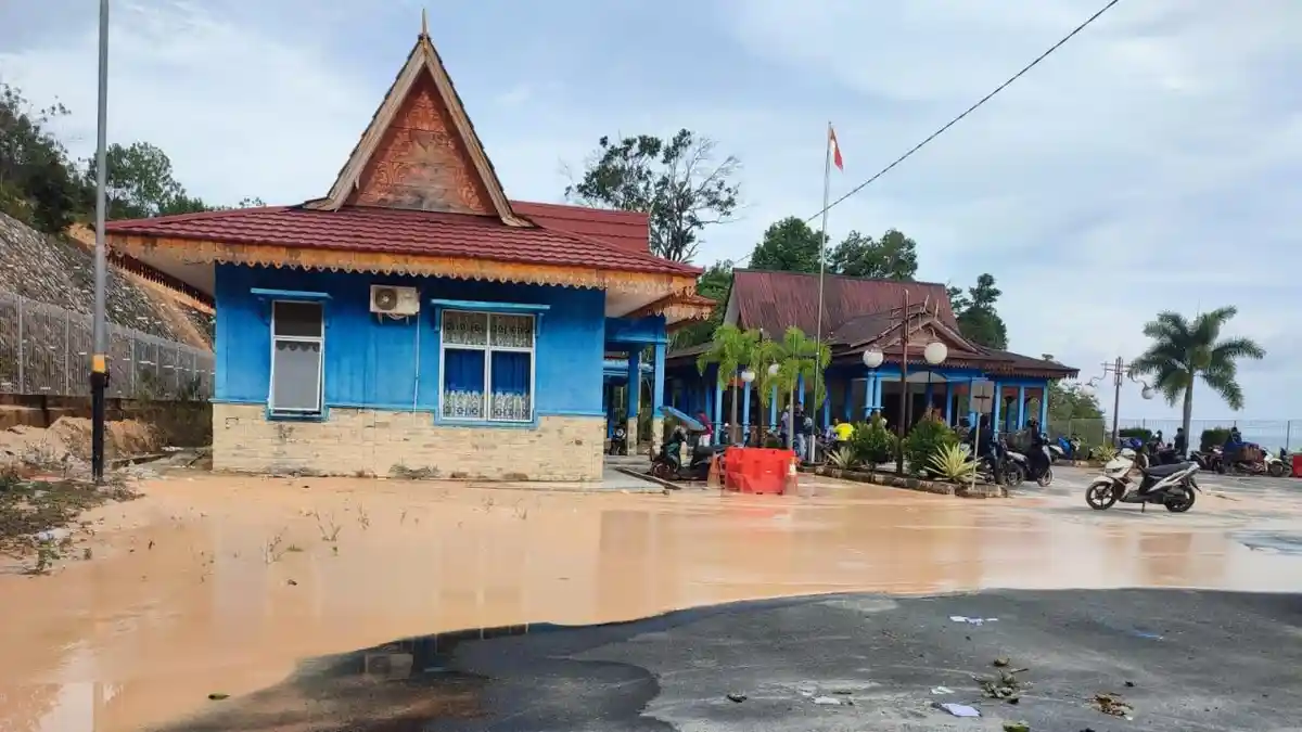 Jalan Pelabuhan Roro Penarik Lingga Kepri Berlumpur, Rawan Kecelakaan