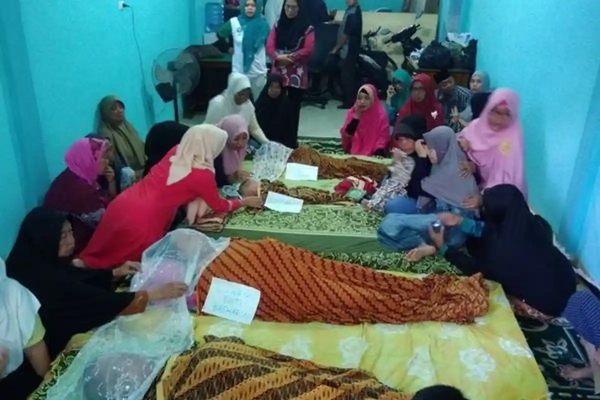 Satu Keluarga Ditemukan Tewas di Rumah, Mulut Keluarkan Busa dan Posisi Terlentang