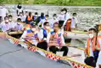 Presiden Jokowi Dayung Perahu Naga di Bendungan Ladongi