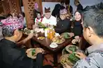 Kunjungi Pasar Tradisional Banyuwangi, Mendag Nikmati Nasi Bungkus Seharga Rp 5.000