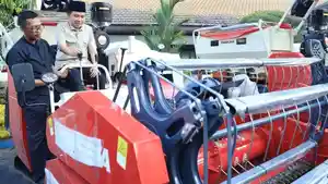 Bupati-Jember-Muhammad-Fawait-menyerahkan-bantuan-alat-pertanian.jpg