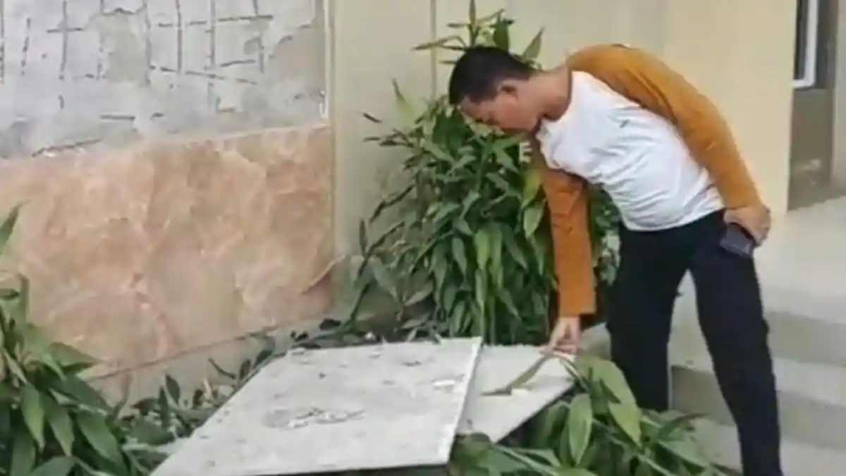 Keramik Dinding Rumah Anggota DPRD Kalbar Suyanto Tanjung Lepas Akibat Getaran Gempa 