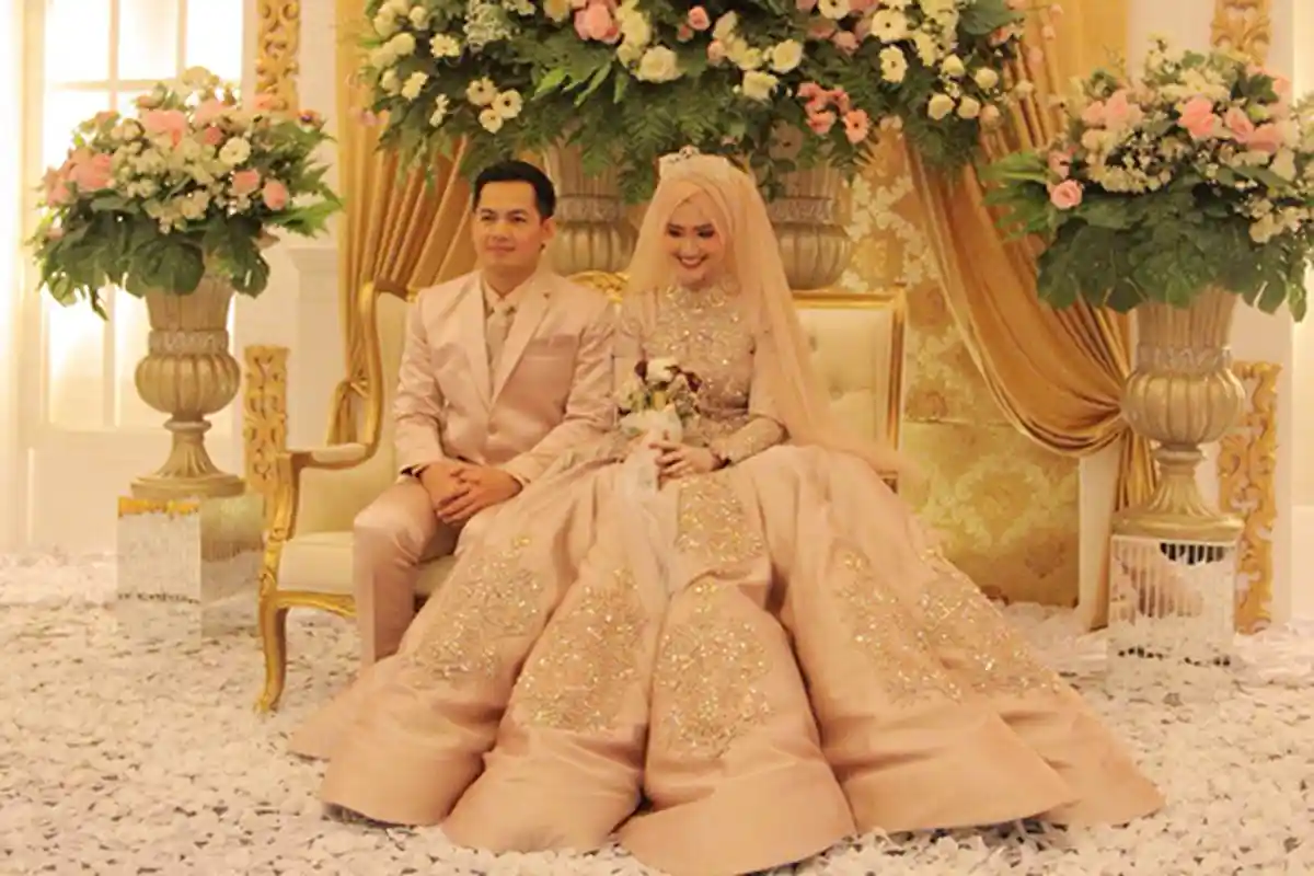 Serasinya Tommy Kurniawan dan Lisya Nurrahmi dalam Balutan Jas dan Gaun Keemasan pada Malam Resepsi