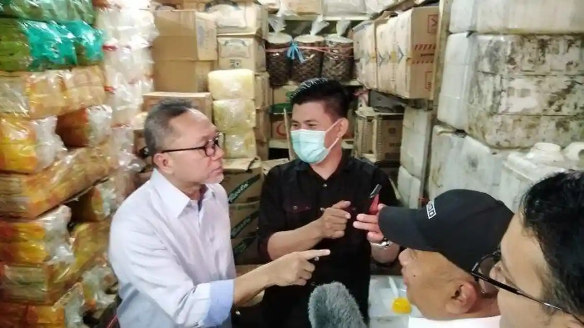 Hari Pertama sebagai Mendag, Zulkifli Hasan Blusukan ke Pasar. Cek Harga Sembako