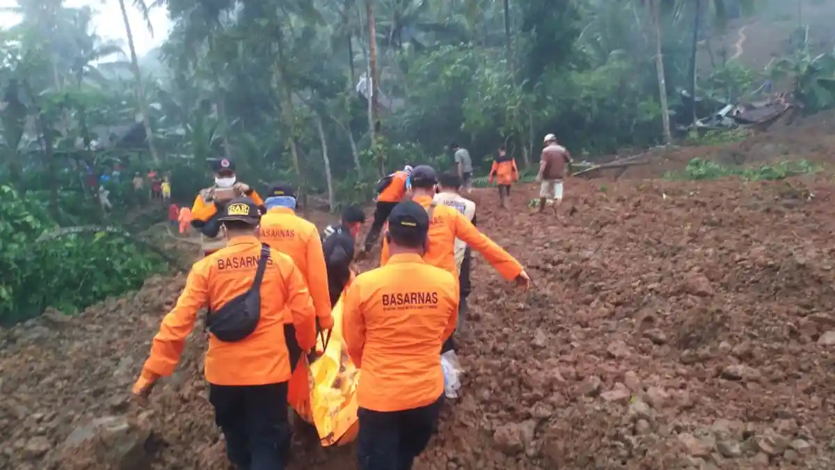 BREAKING NEWS: Longsor Terjang Padureso Kebumen, Satu Tewas Dua Masih Pencarian