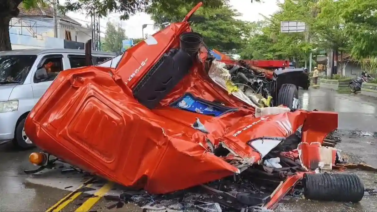 BREAKING NEWS: Truk Trailer Remuk Tertimpa Muatan Baja setelah Mengerem Mendadak di Pantura Rembang