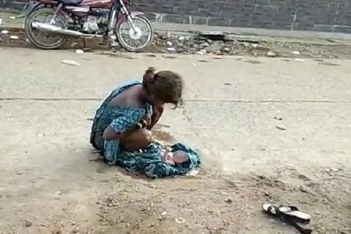 Tragis! Remaja Ini Melahirkan Bayinya Dipinggir Jalan, Pihak Medis Tolak Beri Bantuan