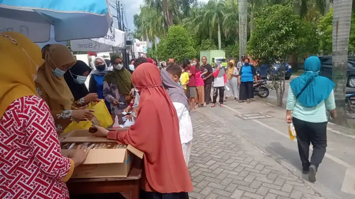 Hanya Dalam Waktu Dua Jam, 782 Liter Minyak Goreng Ludes Diserbu Warga Cepu Blora