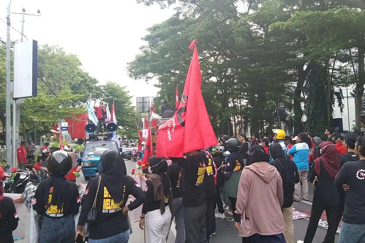 6 Tuntutan Aliansi Rabuan di Depan Balaikota Makassar Sulsel di Hari Buruh
