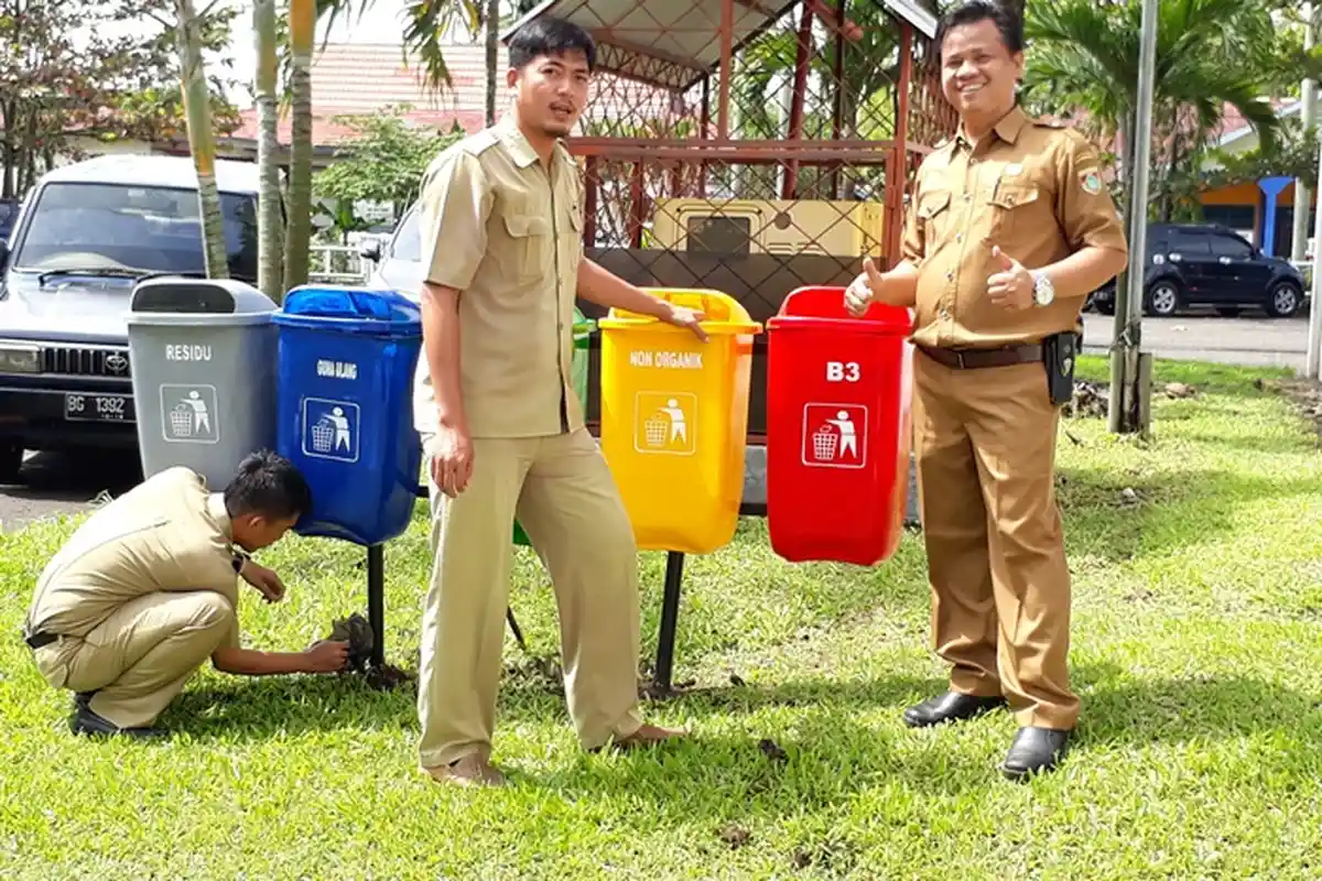 Kotak Sampah Warna-warni di Perkantoran Pemkab Musirawas, Dipasang di Lima Titik