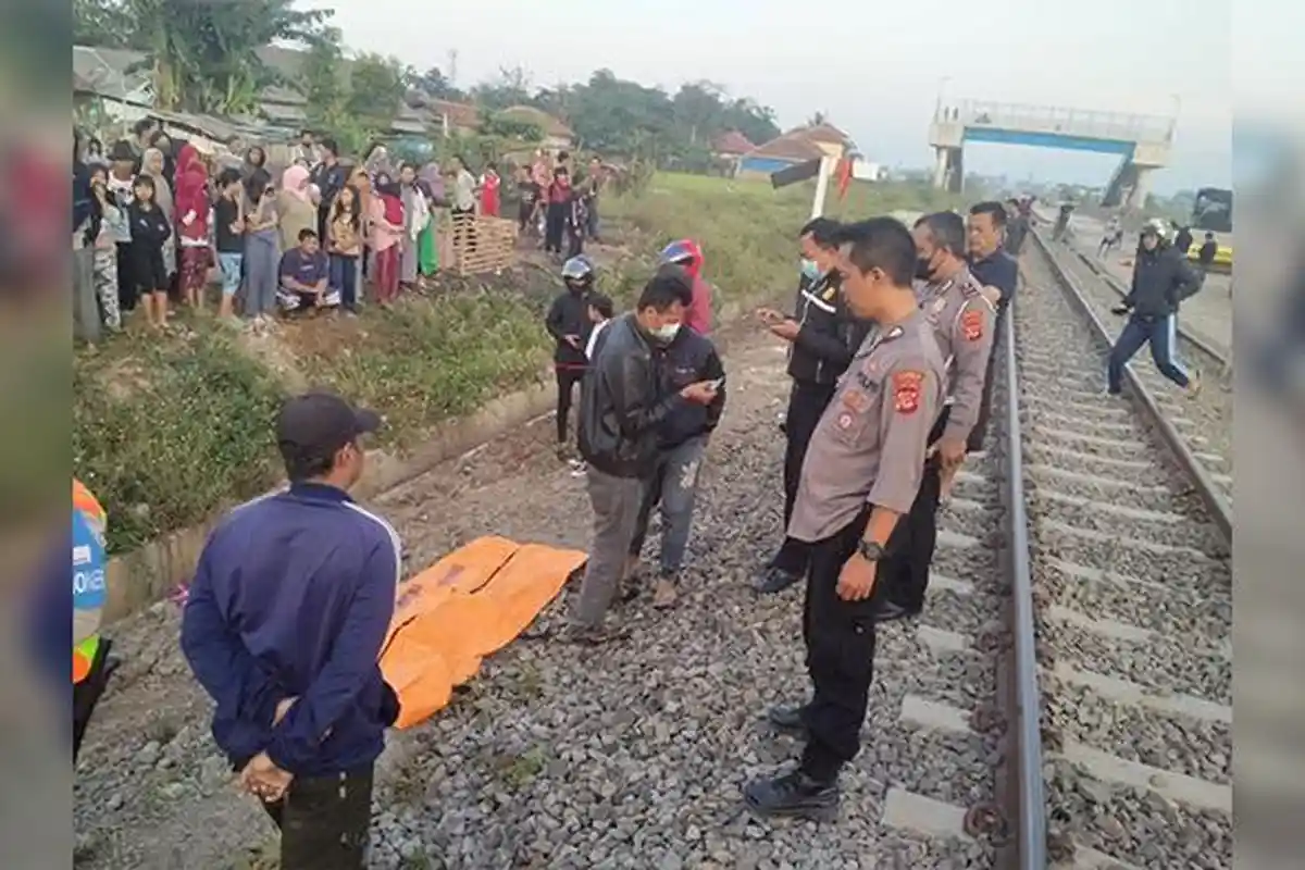 Seorang Pria Gendong Anak Kecil ke Tengah Rel Saat Kereta Api Melintas di Rancaekek