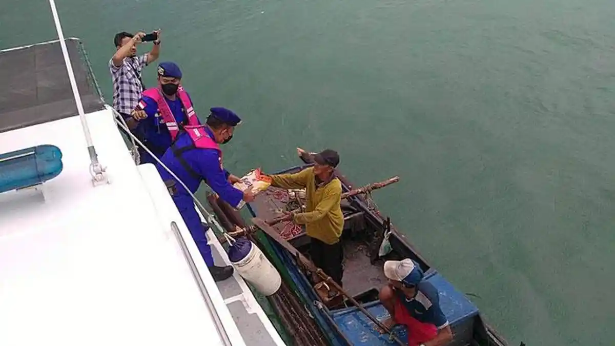 Pasca Kenaikan Harga BBM, Satpolairud Polres Bintan Beri Bantuan Beras ke Nelayan