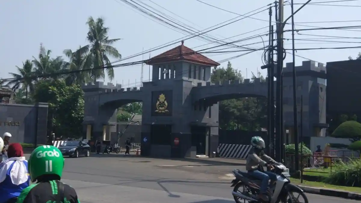 Mako Brimob Tak Lagi Dipasangi Kawat Berduri