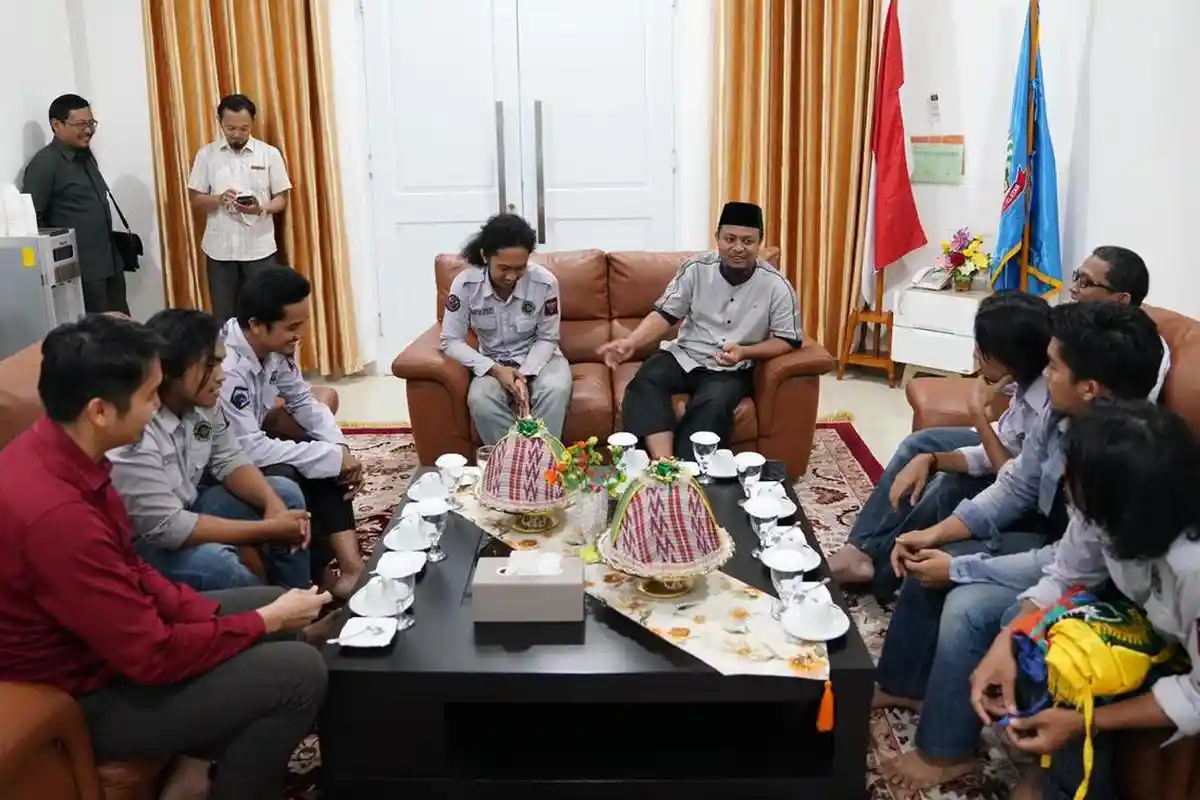 Ekspedisi Mt Kosciuszko, Wagub Sulsel Andi Sudirman Minta Mapala 09 FT Unhas Utamakan Keselamatan - wagub-sulsel-andi-sudirman-menerima-tim-eemp-iv-mapala-09-ft-unhas-4.jpg