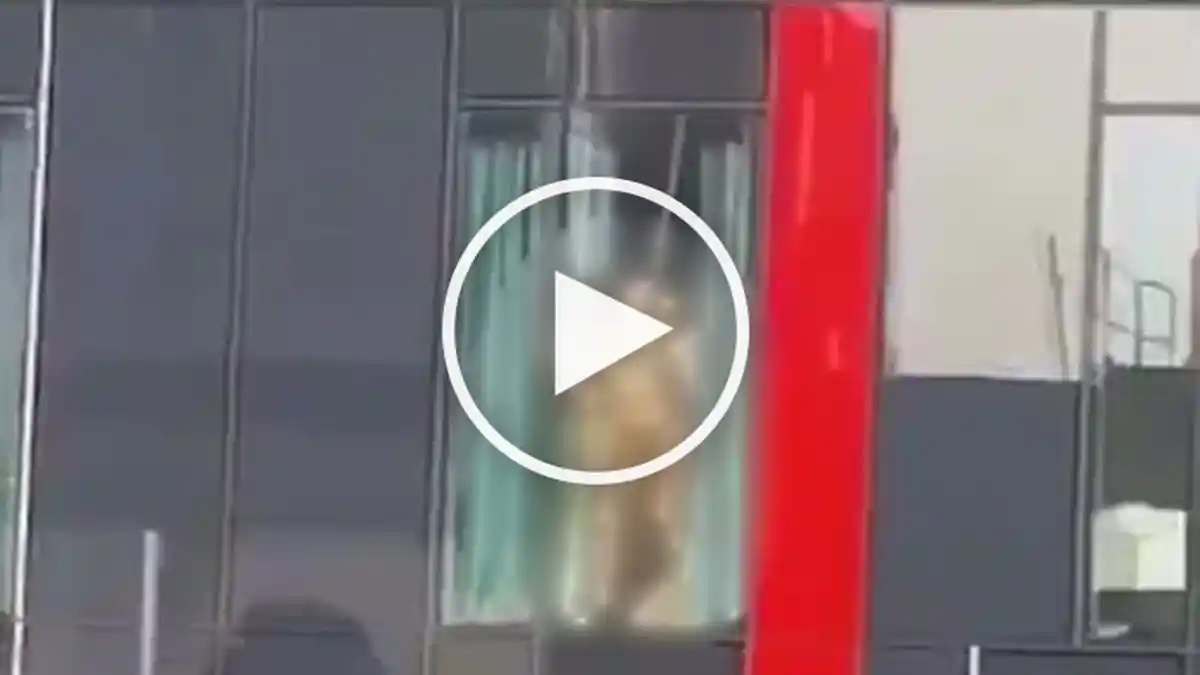 Edan! Pasangan Ini Pamer Percintaan Mereka Lewat Jendela Hotel